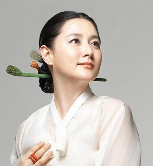 韩国国民演员李英爱,45岁当韩国小姐评委气质不输20岁