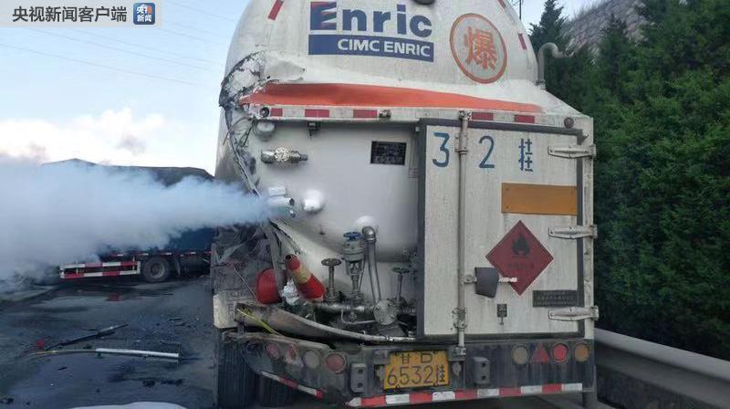 青兰高速1844公里处发生液化天然气罐车泄漏未造成人员伤亡
