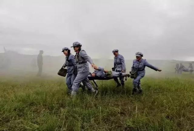 护送伤员运送粮草颠鼓弹球乒乓球传送拔河比赛此次活动大力弘扬了长征