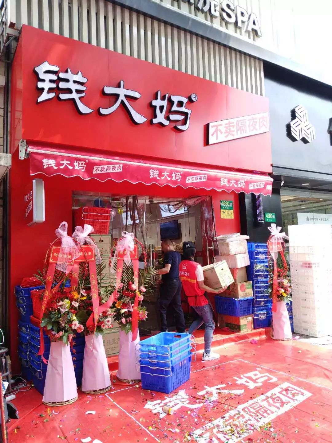 门面不大,"钱大妈"的销售模式其实和马路卖菜小店无异