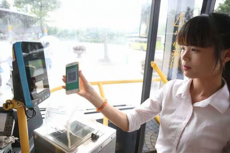 在中山乘坐公交可以刷微信啦！还享五折优惠