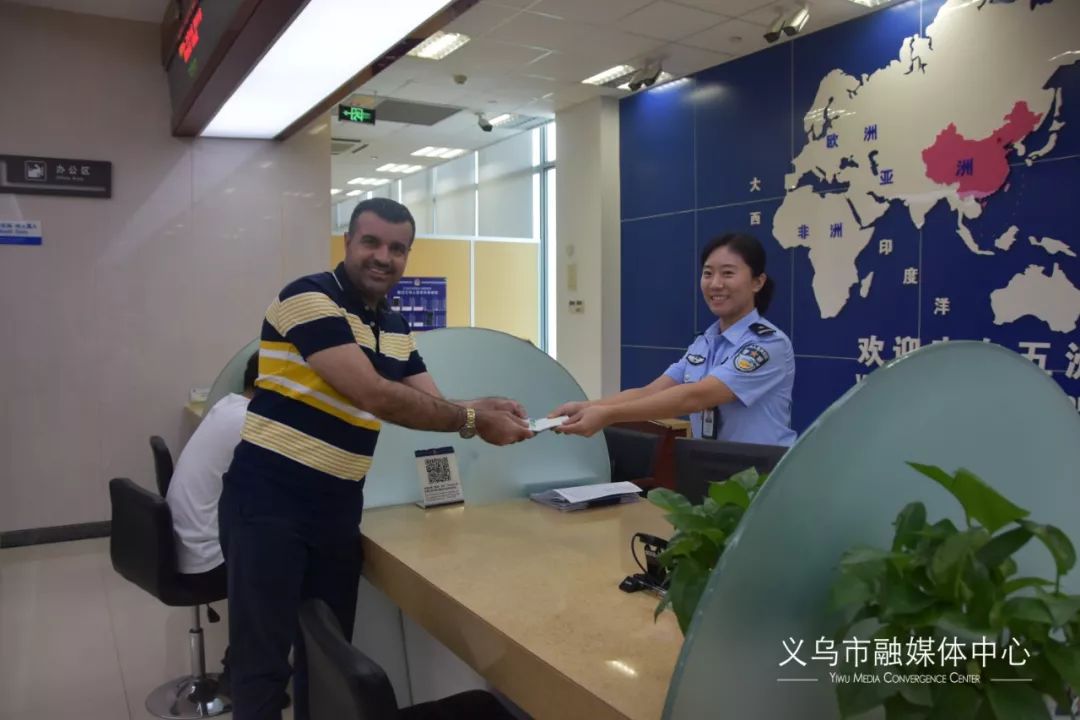 义乌签发首批5年有效期在义外国人居留许可证