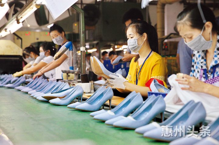 港商带着制鞋手艺和一些设备,回到家乡惠东县黄埠镇办起了第一家鞋厂