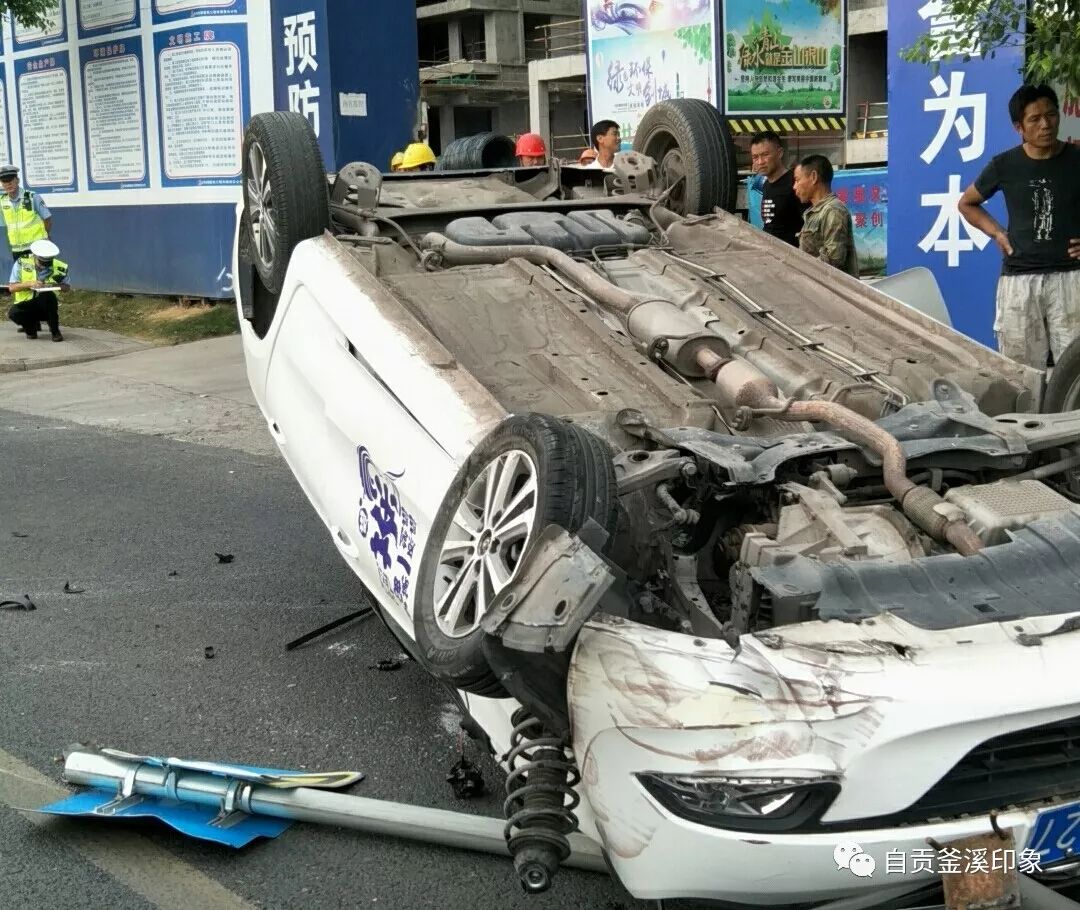 护栏在自贡东兴寺远大望江名城门口根据网友爆料称自贡近日车祸频发