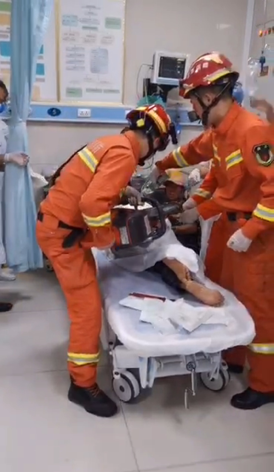 北京工地一工人被钢筋刺穿腹部，120报警求助消防施救