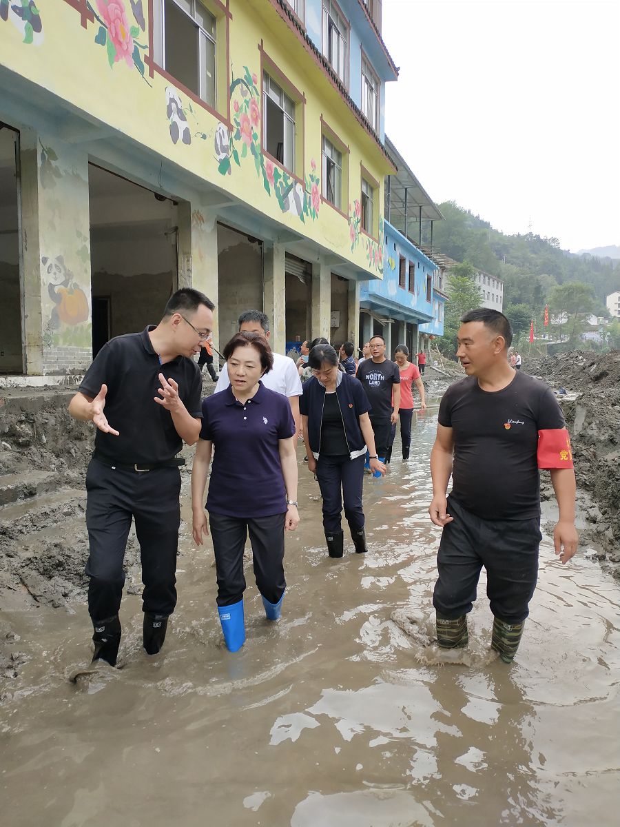 水磨镇党委书记刘志宏,镇长黄洁,苏川现场指挥水磨镇党委副书记易建林