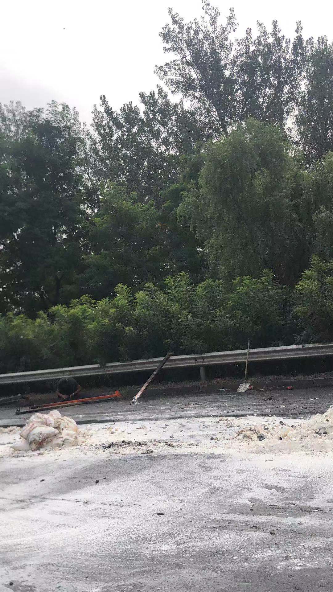京哈高速公路鞍山市台安县路段发生交通事故