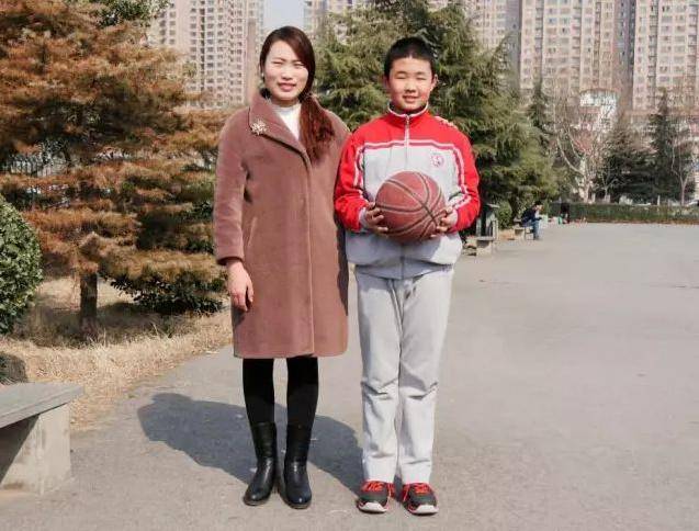                     爸妈1米6，孩子1米8，这位妈妈的做法，连医生都拍手称赞