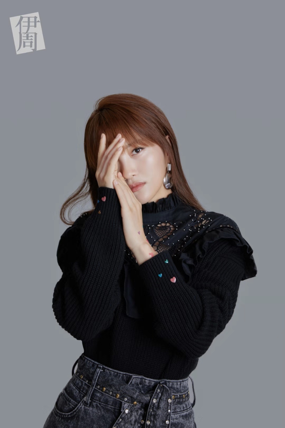 包文婧带4岁女儿拍大片 饺子叉腰翘腿好会摆姿