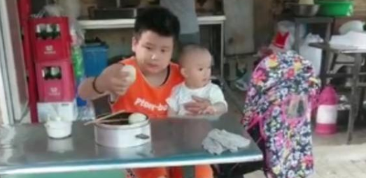                     哥哥带妹妹吃早餐，暖心一幕让妈妈落泪！