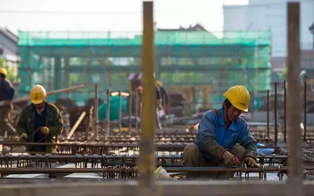 招聘建筑工地工人_农民工年年进城,为何到老手里还没钱,还要下田种地 答案太扎心(4)