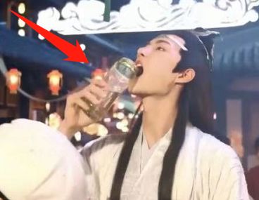 王一博肖战共喝一瓶水,谁注意到他们的水杯?网友:一般人不敢用