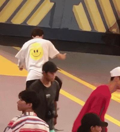 王一博暴踩滑板,被质疑有倾向,得知后解锁新知识