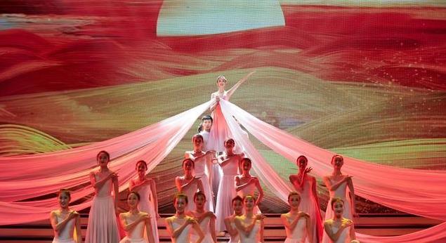 佟丽娅领舞《共和国之恋》庆祝新中国成立70