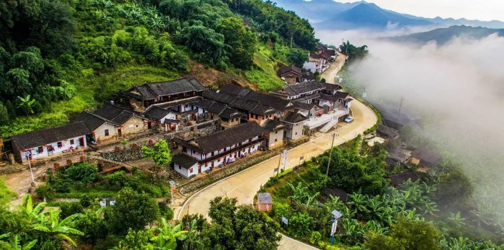 在南靖县南坑镇南高村大路头自然村,屹立着一座古民居——"廷云楼"