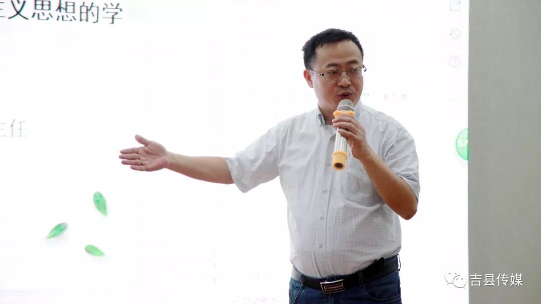 开班仪式结束后,西南大学党委宣传部副部长郑劲松教授为全体教师干部