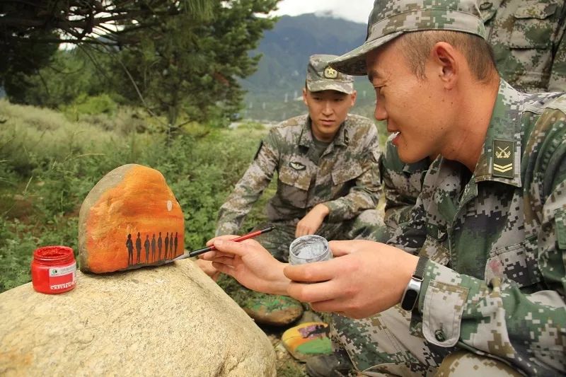 驻训地的石头绘画记录着别样的家国情怀