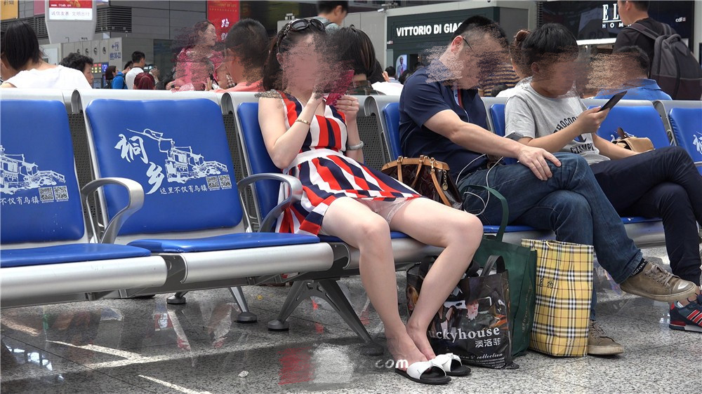 街拍闲聊女性的不恰当坐姿折损颜值的神操作