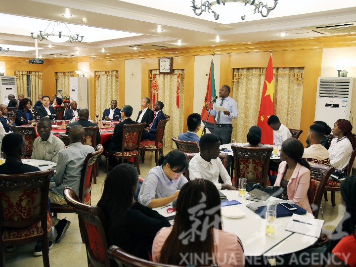 中国驻莫桑比克使馆欢送赴华留学生