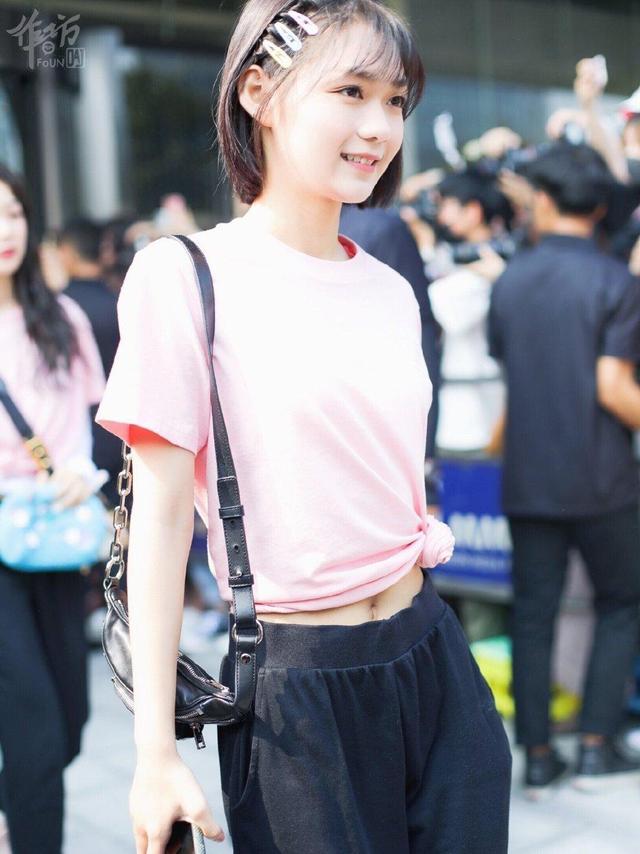 国民腿精关晓彤,新晋腰精段奥娟,同穿露脐装,不是腿长就能赢?