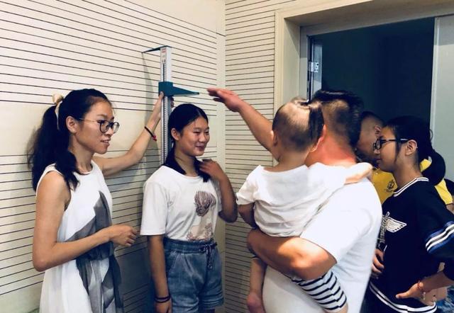                     爸妈1米6，孩子1米8，这位妈妈的做法，连医生都拍手称赞
