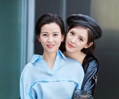 张予曦和妈妈好像复制粘贴,母女俩共用一张脸,基因强大