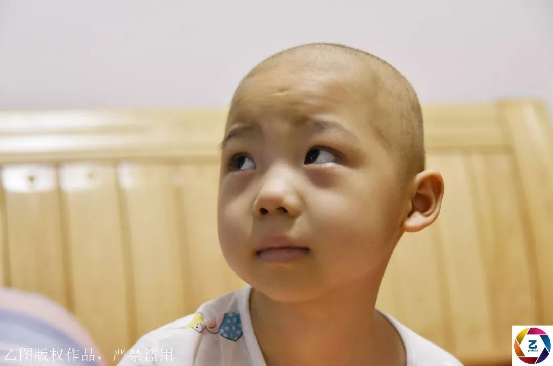                    原创            留守娃进城探望妹妹，想留下为她捐骨髓遭爸爸掌掴：还轮不到你