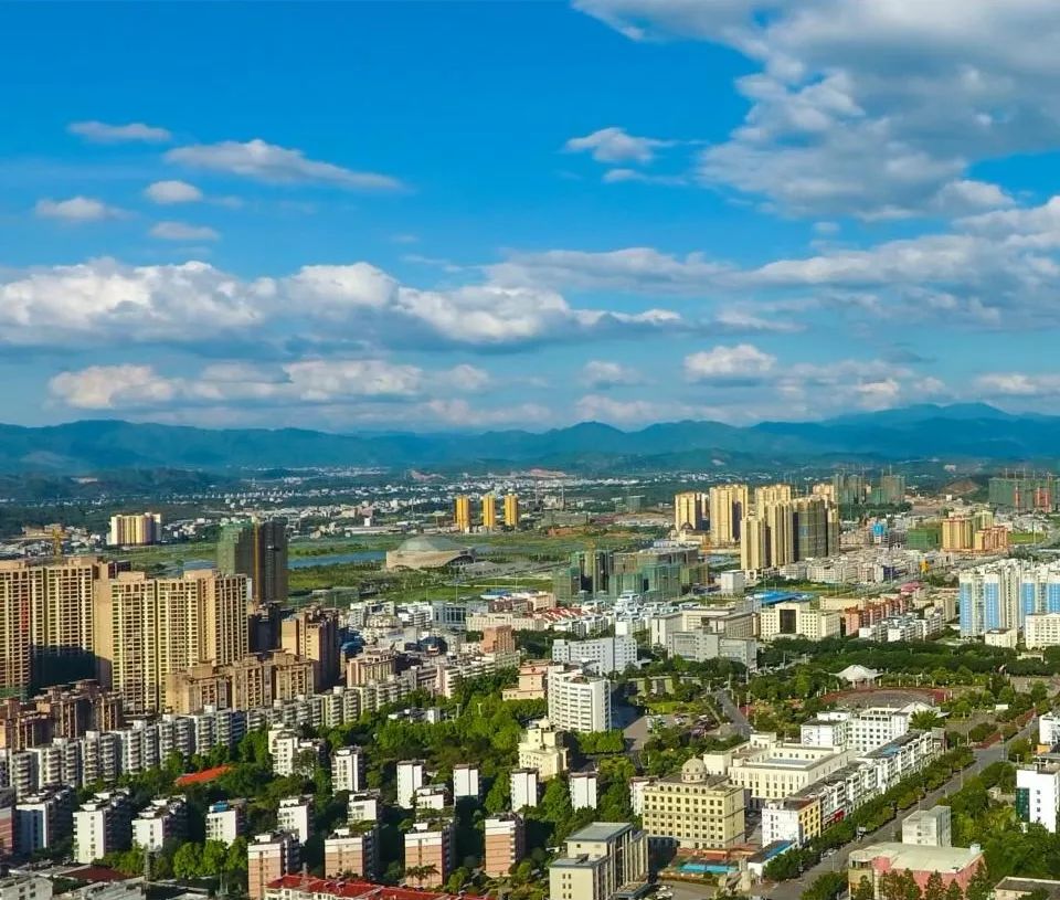 在历届党委政府的带领下,贺州市风雨前行 砥