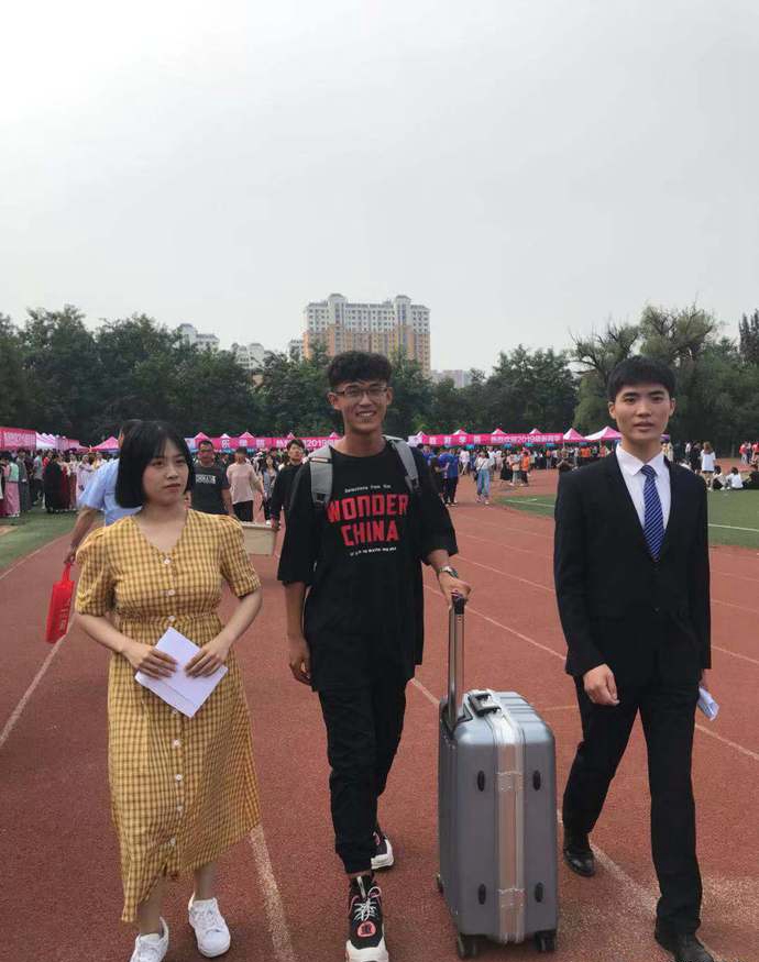 山东女子学院"找媳妇第一"的网红新生报到!