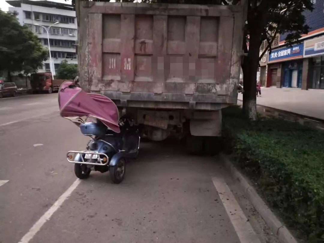 电动车雨篷又惹事!资阳乐至一电动三轮追尾大货车