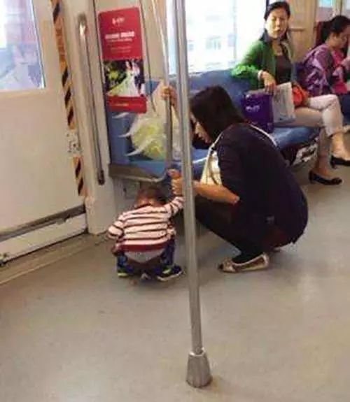 孩子地铁上拉臭臭,众人指责不满,妈妈的做法,车厢里安静了
