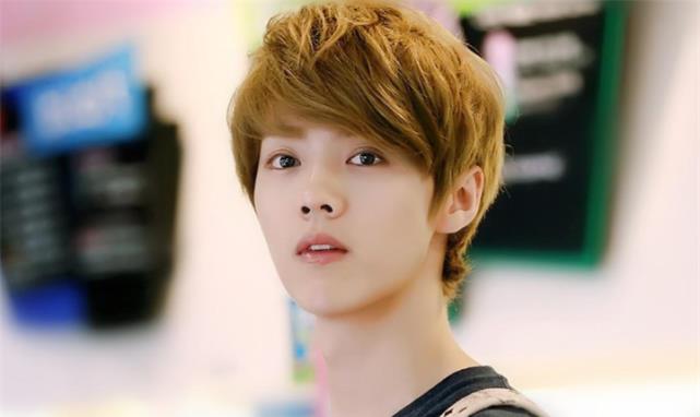 鹿晗被问追关晓彤用了多久,脱口而出三个字,网