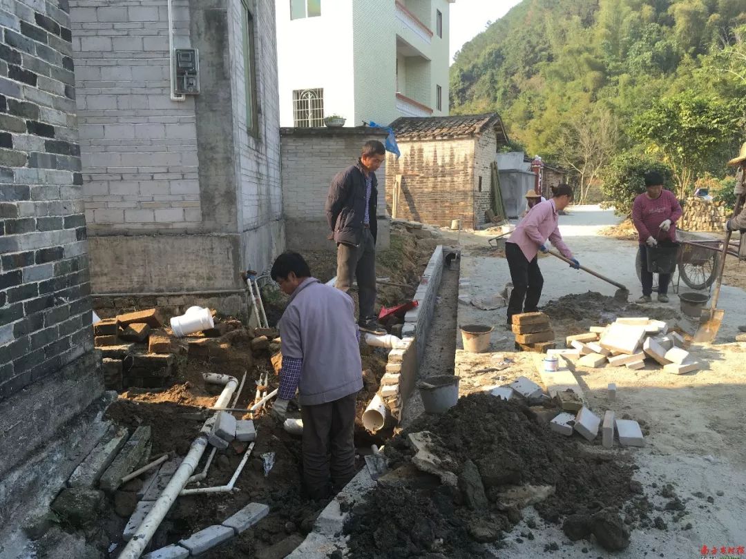 封开县罗董镇五星村委桥塘村正在铺设污水管道,村中粪污将集中处理.