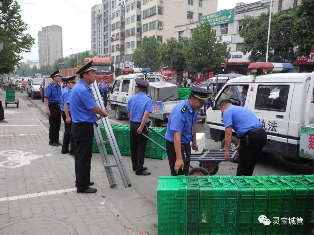 灵宝城管整治涧东菜市场周边环境