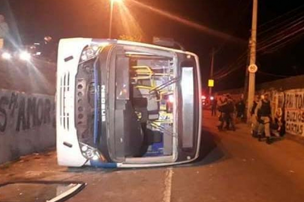 巴西里约一公交车侧翻致14人受伤