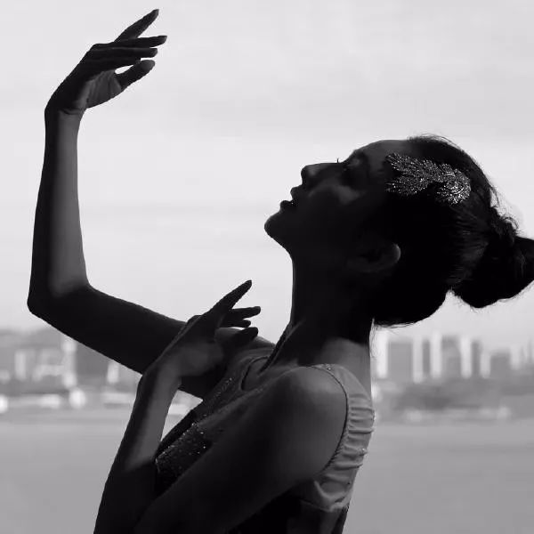 佟丽娅领舞《共和国之恋》!舞者的美,时光永远