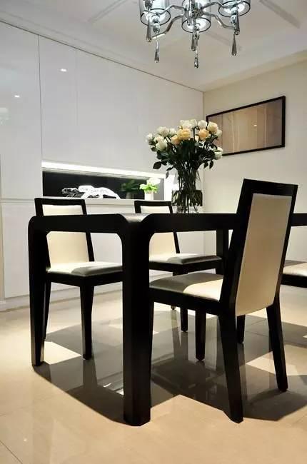 怎么装饰桌子才变得温馨 0243fe9e174c4cd9b0b1dd5854e2188c.jpeg