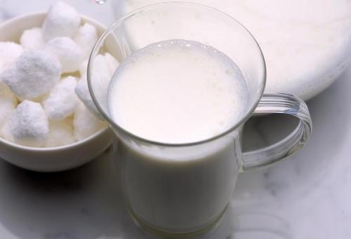 早上空腹喝牛奶会拉肚子是谣言吗？你习惯什么时候喝牛奶呢？