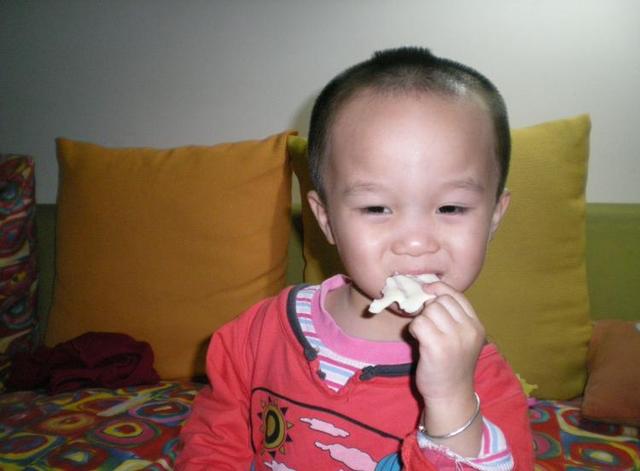                     孩子睡觉前，宁可饿着也不能碰这三种食物，容易积食不长个