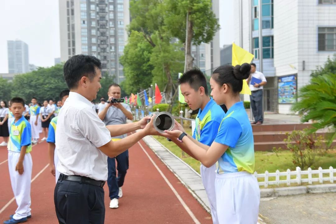 五载栉风沐雨春秋星火相传柳州市文华中学建校五周年专题报道