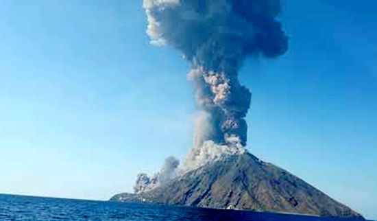 原创意大利斯特龙博利火山再次喷发熔岩流引发野火