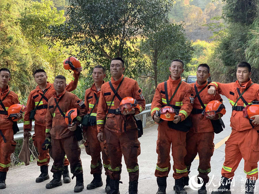 福建南平突发森林大火200亩山林被烧森林消防指战员紧急扑救