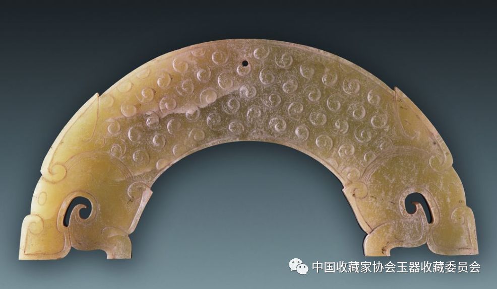1957年河南省洛阳西郊小屯村出土卧蚕纹玉璜 战国1957年河南省信阳县