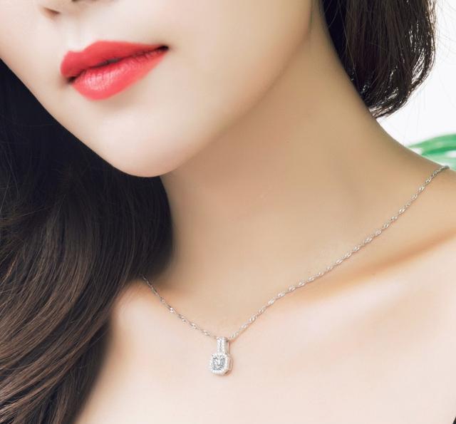 女人不想暴露年龄,最好别出现颈纹,这样做,颈部光滑无皱纹_脖子