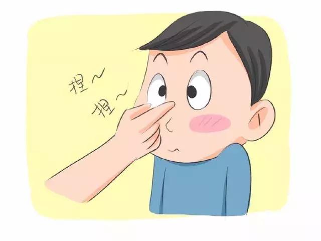 再加上婴儿肥,所以宝宝的脸通常都是"满月脸",宝宝鼻子会显得格外塌
