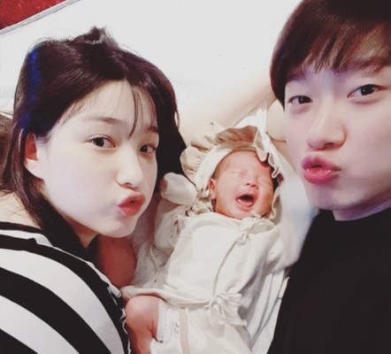 原创韩国23岁女爱豆未婚生子 1年后再怀双胞胎 丈夫崔珉焕把她宠上天
