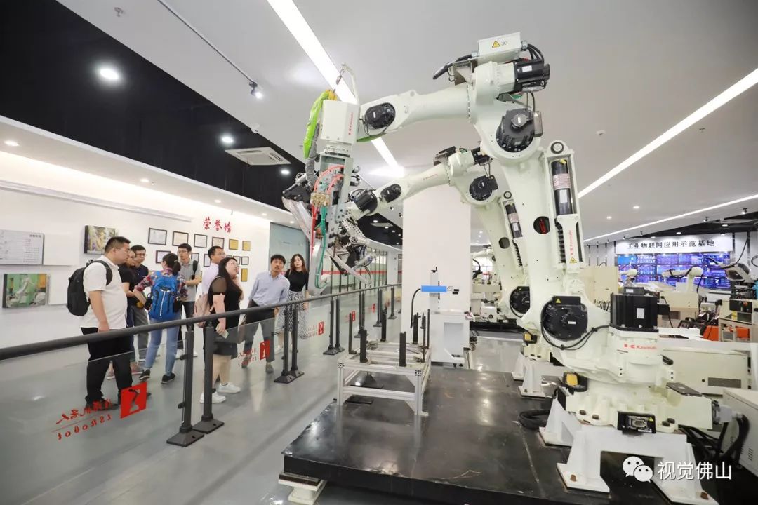 客商在隆深机器人研发中心参观.