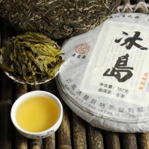 冰岛茶茶汤色匀鲜亮,清澈见底,浓厚如油,杯壁有明显光圈;冰岛茶滋味