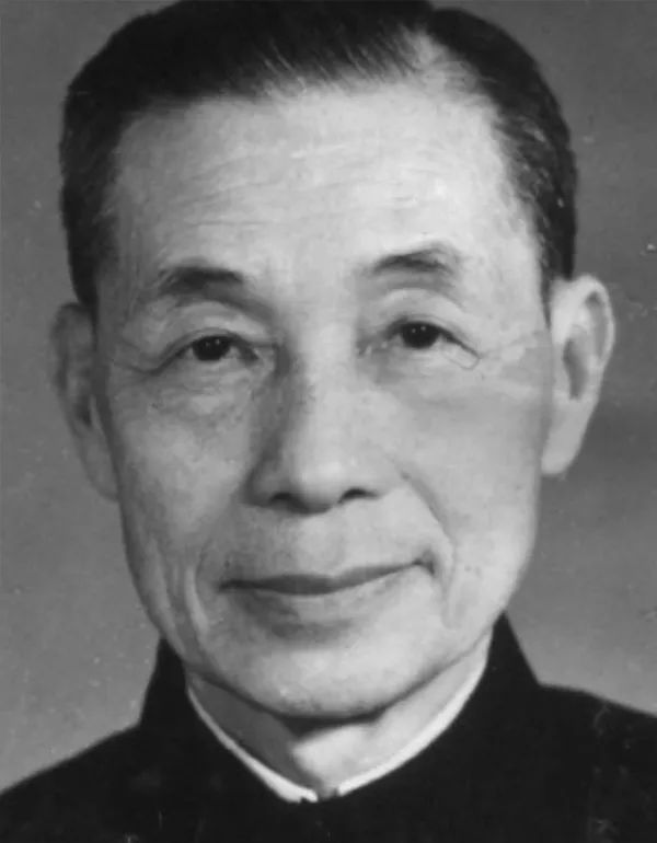 何炳材曾任广州海运局船长.1950年驾船北归,1952年到广州海运局工作.