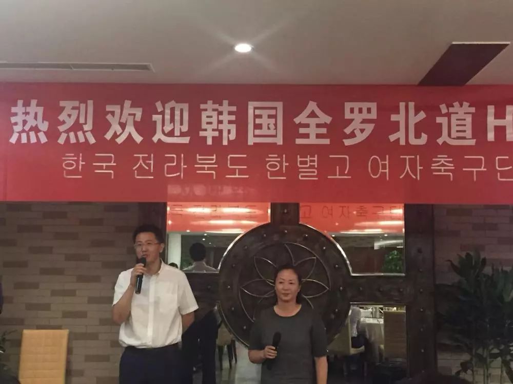江苏省足球运动管理中心潘杰主任发表热情洋溢的讲话.